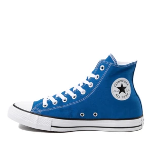 Blå Converse All Star sneakers - Klassiska blå Converse All Star sneakers i hög modell med vit sula och snörning. Säljer eftersom jag inte använder de längre, skorna har också några defekter.