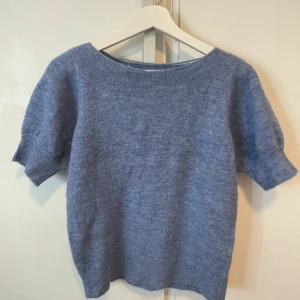 Blå stickad tröja från Vero Moda - Super fin stickad tröja, sparsamt använd och i väldigt fint skick, skriv för fler bilder eller frågor!!