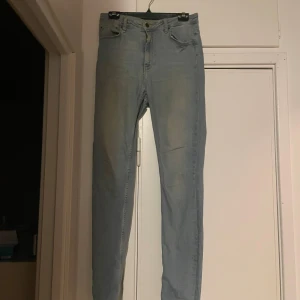 Blåa jeans  - Blåa jeans med ett pytte pytte litet hål storlek XL men är som L med