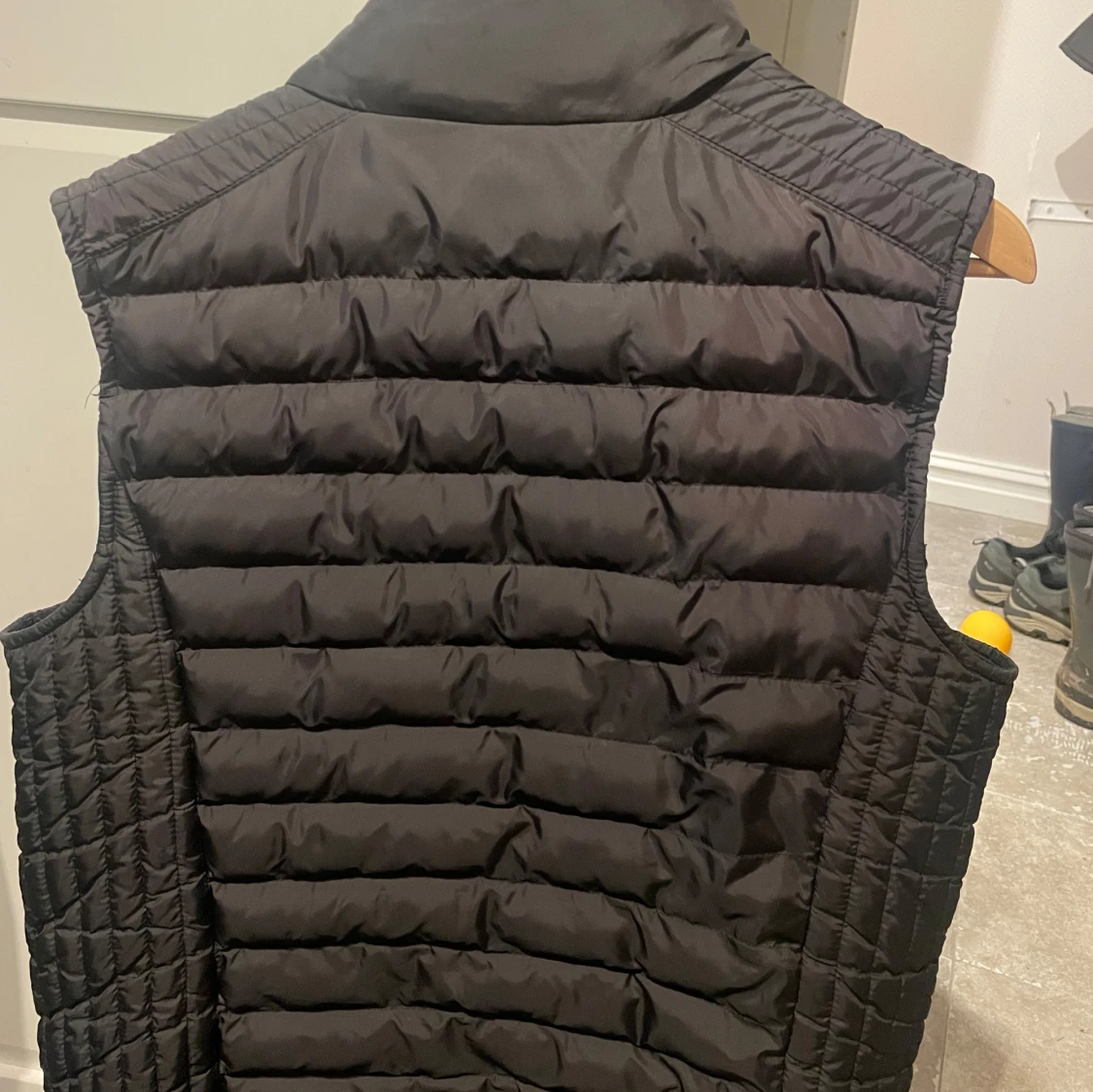 Svart dunväst från Moncler - 1