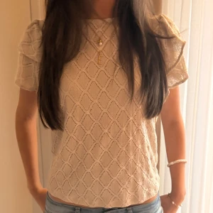 Beige top/t shirt - Säljer en beige tröja fin passform och perfekt nu till sommaren💕