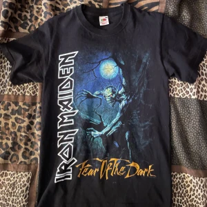 Svart Iron Maiden t-shirt - Snygg Iron Maiden ’fear of the dark’ t-shirt. Av bomull, tydligt tryck. 