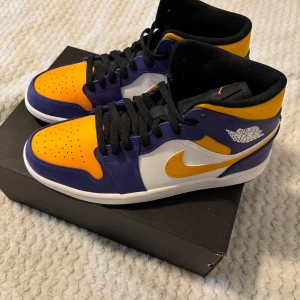 Nike Air Jordan 1 Mid lakers 42,5 EU (helt nya) -  Storlek 42,5 EU Helt nya Nypris 163$ + frakt (Stock X) Tar emot prisförslag.                                                      Nike Air Jordan 1 Mid i en cool färgkombination av lila, gul och vit. Skorna har klassisk snörning och den ikoniska Air Jordan-loggan på sidan. Perfekta för dig som vill sticka ut med stil.