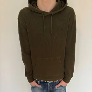 Ralph lauren hoodie  - Säljer denna riktigt feta Ralph lauren hoodie. Riktigt fräsch och i fint skick! Färgen är brun/khaki. Modellen är 185. Hör av dig om du har någon fundering!!🙌💯
