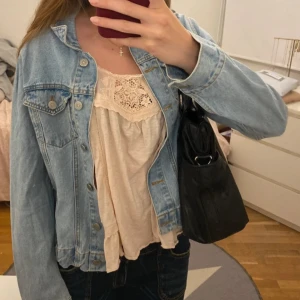 Ljusblå jeansjacka från Stay - Säljer en klassisk ljusblå jeansjacka från Stay. Jackan har en normal passform med knappar framtill och två bröstfickor med knapp. Perfekt för vår och sommar! 💙