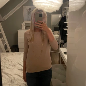 Beige ribbad tröja - Säljer en stilren beige ribbad tröja med trekvartsärm. Perfekt för en avslappnad och chic look. Passar bra till både jeans och kjol. Hör av dig vid intresse!