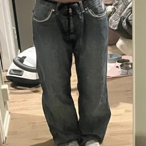 Baggy jeans - Supersköna baggy jeans ^_^ Mått: Midja 47 (rakt över), ytterben 104, innerben 73, gren 26 <3