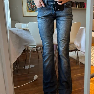 Blå bootcut jeans - Mörkblå lågmidjade bootcut jeans från Crocker! 
