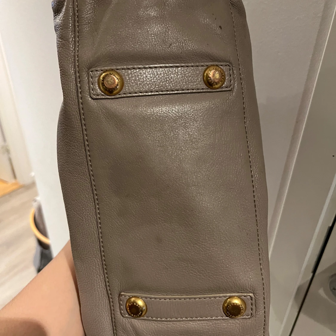 Beige handväska med gulddetaljer - 3