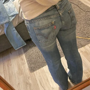 Lågmidjade bootcut jeans Levis  - Snygga Lågmidjade bootcut jeans från Levis. Storlek S typ,  Skriv för mått 💕dom är upp spretade längst ner för att bli längre. Passar perfekt på mig som är 162💕