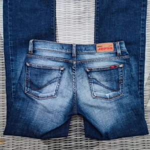 Lågmidjade vintage jeans - Säljer unika vintage jeans! 😍 I väldigt bra skick. Lådmidjade och bootcut/raka i modellen. ✨ Säljer bara för att de inte passar. 💓 Skriv innan du köper!! Midja: 40/41 cm  Gren: 18 cm  Innerben: 82/83 cm Fotvidd: 22 cm