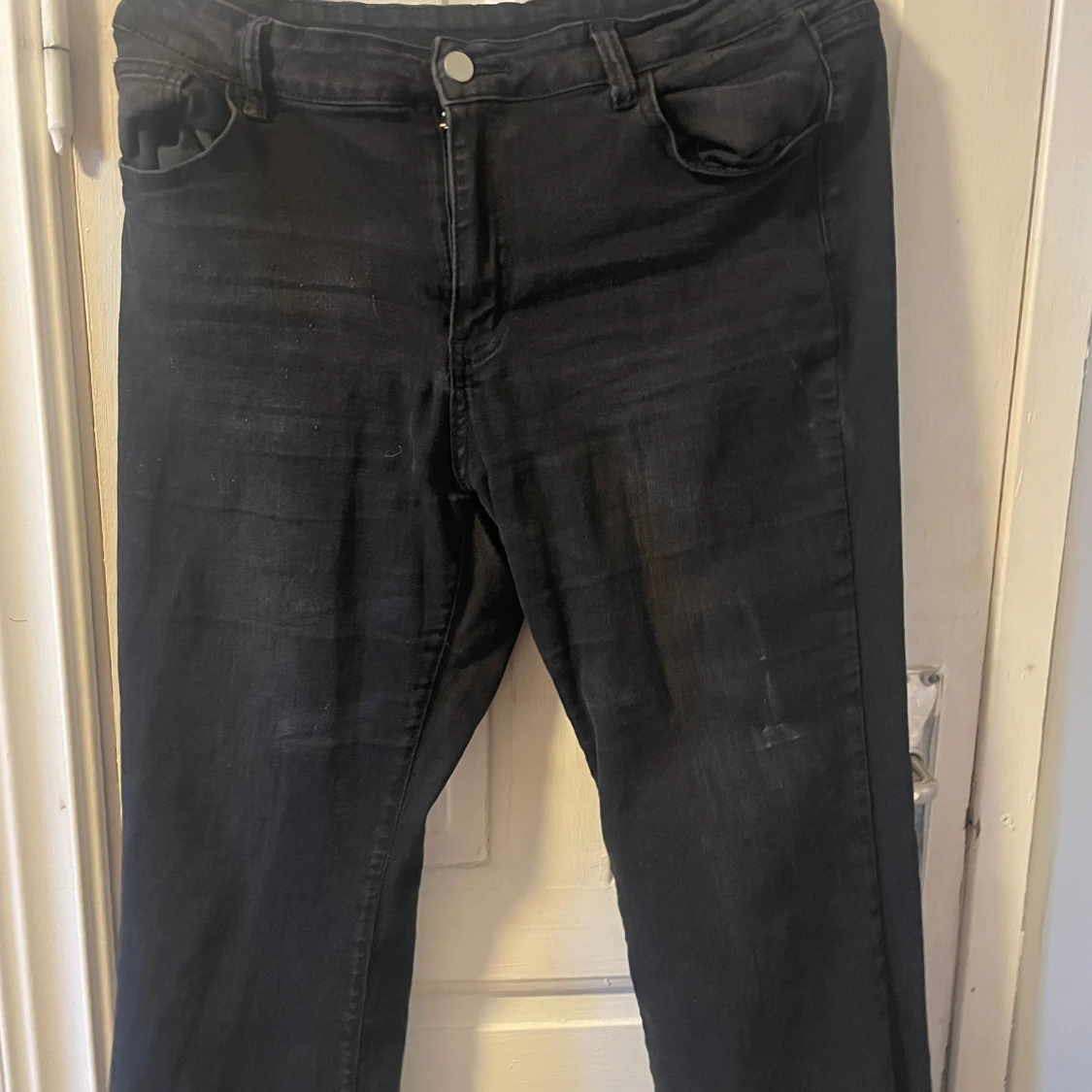 Svarta jeans med broderad detalj från Romwe