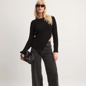 Offwhite långärmad topp från NA-KD - Säljer en stilren offwhite långärmad topp från NA-KD med asymmetrisk design. Toppen är gjord i ett strukturerat material som ger en unik look. Perfekt för att lyfta din outfit! 🌟