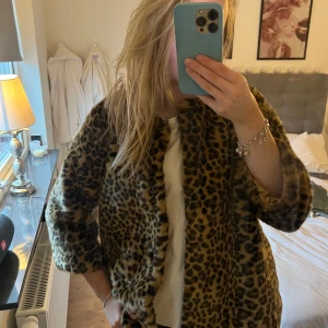 Leopardmönstrad pälsjacka - Säljer en trendig leopardmönstrad pälsjacka med trekvartsärmar. Jackan har en loose passform och är perfekt för att ge en djärv touch till din outfit. Den är både stilren och bekväm, vilket gör den till ett måste i garderoben. 🐆✨