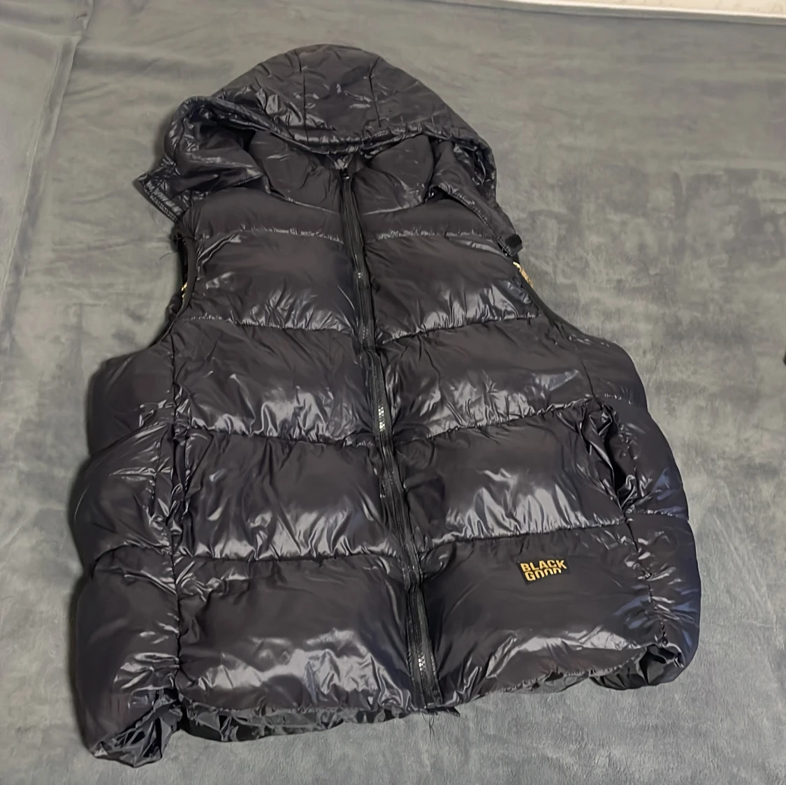 Svart dunväst med huva från Black good