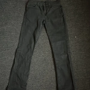 Levi”s 511 - Snygga svarta Levi's 511 jeans med en klassisk design. De har en normal passform och är perfekta för en stilren look. Tillverkade i slitstarkt material med en bekväm midwaist. W30 L34