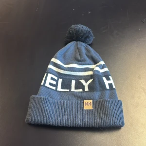 Mössa Helly Hansen - Köpte den nyss men fick en annan så har ingen användning för den. Använd max 1 gång i typ 10 min. Skriv för fler bilder eller funderingar 👍pris inte hugget i sten vid snabb affär