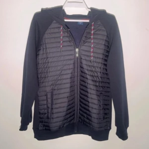 Cardigan jacka - Kan byta sakerTommy Hilfiger cardigan jacka | Prisvärd och Felfri ✅ | passar S (jag har s) | Har du en fundering skicka PM ⚠️ | Allt kan diskuteras