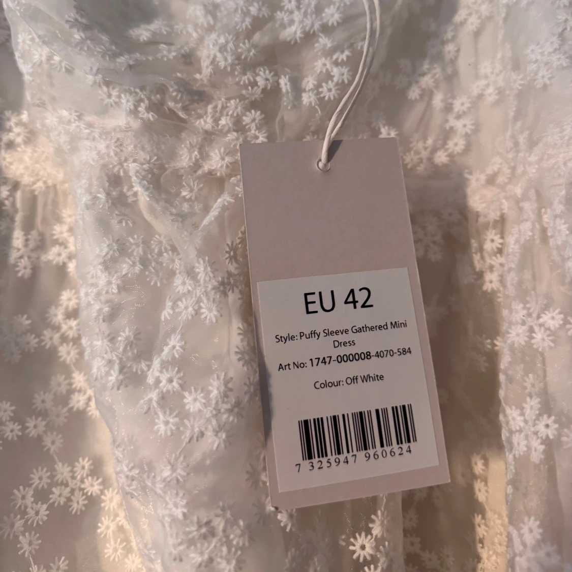 Spetsklänning med puffärmar - 1