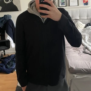 Overshirt - Snygg overshirt med klassisk krage och knappar framtill. Perfekt för en stilren look. Storlek S på bilden är 176, lite tunnare passar bra till vår och sommar!