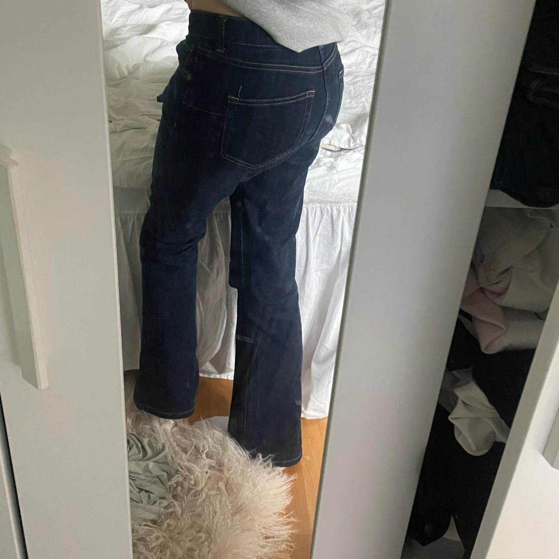 Mörkblå jeans med bootcut - 2