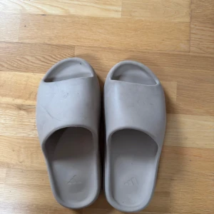 Yeezy slides - Storlek 42.