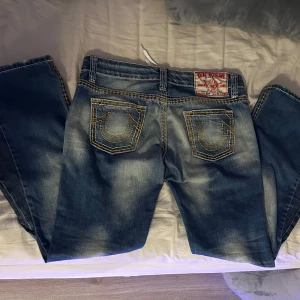 True religion - Snygga true religion med unika broderade detaljer på bakfickorna. De har en bootcut-stil men från en början var straight. Har sytt om dem. ‼️KAN BARA SKICKA VARANNAN VECKA PÅ GRUND AV SKILDA FÖRÄLDRAR‼️