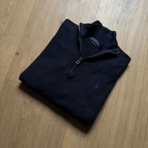 Ralph Lauren Half Zip - Tja! Säljer nu en sjukt snygg och skön tröja från Ralph Lauren. Mörkblå, storlek S. Tyvärr har tröjan ett litet hål på ena armbågen, men inget som riktigt syns vid användning, går nog lätt att laga. Fin frågor eller liknande är det bara att skriva✌️