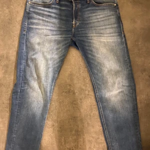 Jack & jones jeans  - Snygga blå jeans med en klassisk rak passform. De har en lätt tvättad look och fem fickor. Perfekta för en avslappnad stil. Från Jack and jones i mycket fint skick. Storlek W36 L32. Dessa är använda endast 4 gånger eftersom de inte passar mig