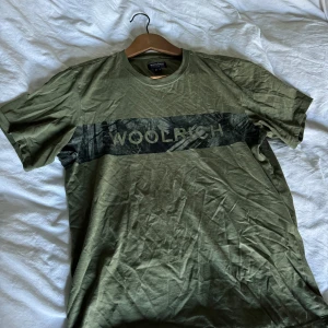 Olivgrön t-shirt från Woolrich - Använd fåtal gånger, bra skick 