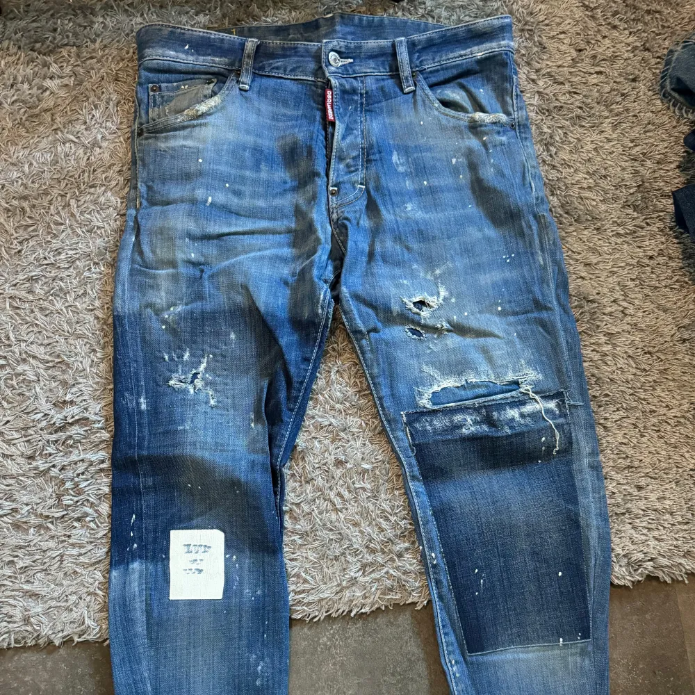 Snygga d2 jeans som tyvärr blivit för små för mig, storlek 48. Satt bra på mig vid 78kg o 180 lång . Farkut & Housut.