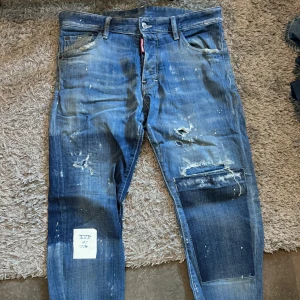 Dsquared2 jeans - Snygga d2 jeans som tyvärr blivit för små för mig, storlek 48.  Satt bra på mig vid 78kg o 180 lång 