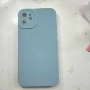 Ljusblått mobilskal - Snyggt ljusblått mobilskal med en stilren design. Skalet har utskärningar för kameran och är tillverkat i ett mjukt material som ger bra grepp. Perfekt för att skydda din telefon med stil.