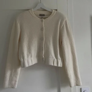 Kofta/jacka - Crémevit kofta/jacka från hm med axelvadd 