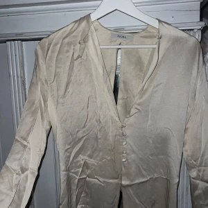 Blus avora - Fin blus från Avora som endast är använd en gång