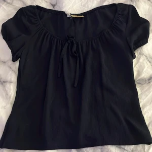 Svart blus med knyt - Jätte gullig blus från indiska, skulle säga att den passar s/xs
