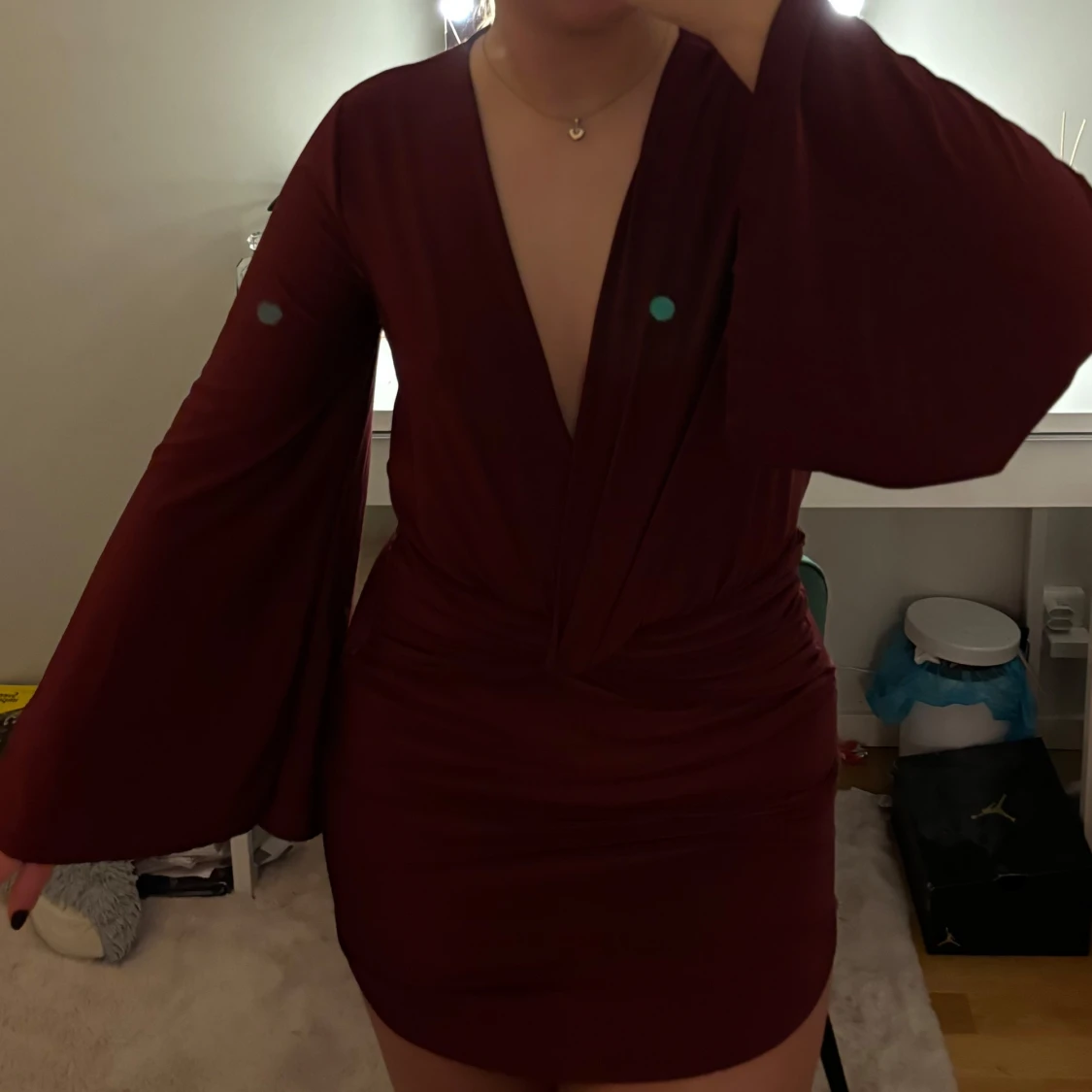 Vinröd klänning med v-ringning - 2