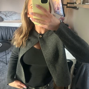 Grå kofta från zara - Jättefin kofta från zara som❤️ den är i lite tjockare tyg! Är lite nopprig i typ armhålan, men inget som syns har blivit av att tyget gnuggats emot varandra.