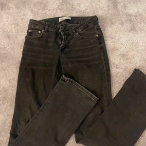 Svarta jeans från Zara - Low waist bootcut jeans från Zara, storlek 34 🥰Inga defekter 