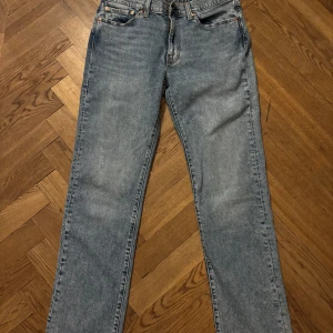 Levis 514 - 32/32 - Säljer ett par klassiska Levis 514 jeans i blå denim. De har en straight passform och är perfekta för en avslappnad stil. 