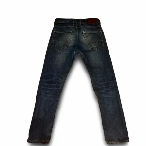 Replay Jeans Grover - Eleganta replay jeans i modellen grover. Lite slitna men fortfarande i bra skick därav priset. Den mörkblåa texturen går bra med många kläder vilket gör att du lätt kan bilda outfits med dessa jeans. Storlek 29/32. En klassisk femficksmodell. 599 kr för dessa jeans börjar priset på. Först till kvarn.