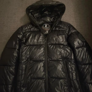 Svart pufferjacka från Save the Duck - Snygg svart pufferjacka från Save the Duck med huva och dragkedja. Storlek M. Pris går att diskuteras! 