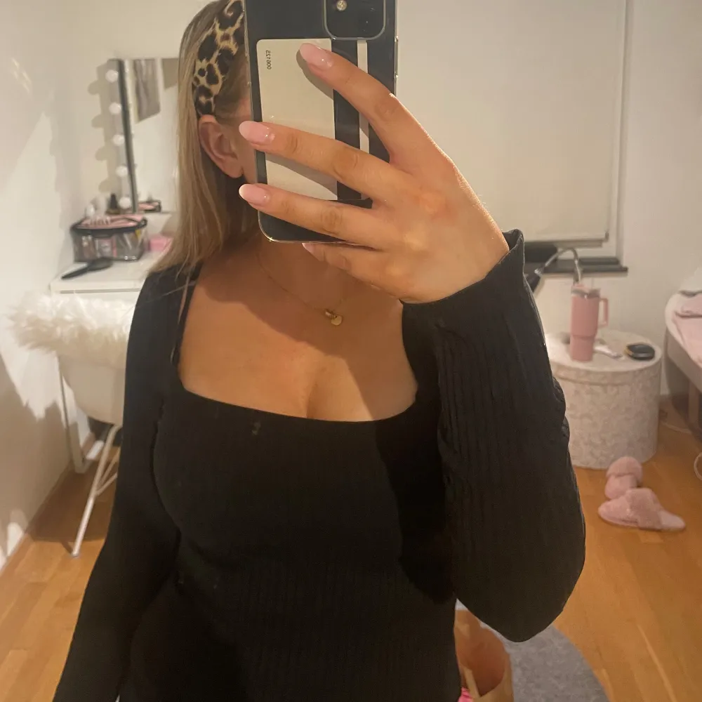 Säljer en stilren svart ribbad topp från Zara. Toppen har en fyrkantig urringning och långa ärmar, perfekt för både vardag och kväll. Den är gjord i ett mjukt och stretchigt material som ger en bekväm passform.. Yläosat.
