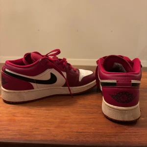 Nike Air Jordans  - Snygga Nike Air Jordans i rött och vitt med klassisk snörning och svart Nike-logga på sidan. Storlek 38!♥️❤️🌹❣️♥️🎈❤️