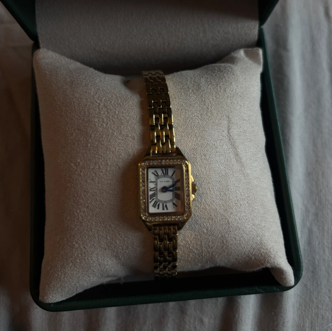 Guldfärgad klocka från Ivy N Rox - 1