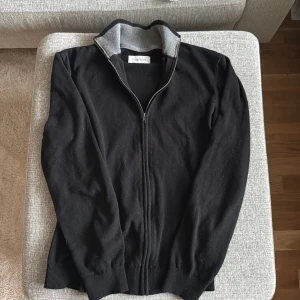 Full zip - Säljer min full zip i storlek L, sitter som M. Märket är pier one. Tröjan är i väldigt bra skick, endast tvättad en gång.