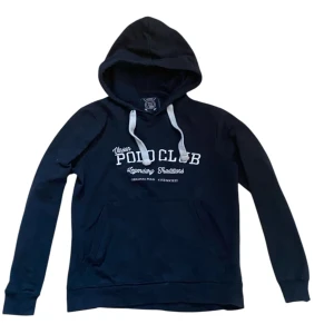 Marinblå hoodie från Vinson Polo Club - Säljer en mörkblå hoodie från Vinson Polo Club den passar perfekt till vardagen eller om du bara är hemma. Den är väldigt skön, skriv vid minsta fundering! Priset är inte hugget i sten🙌