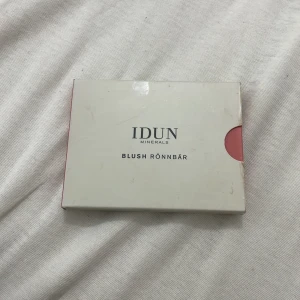 Blush Rönnbär från IDUN Minerals - Säljer en mineralrouge i nyansen Rönnbär från IDUN Minerals. Denna rouge är vegansk och innehåller högrenade mineraler. Förpackningen är kompakt och lätt att ta med sig. Blev fel färg💕