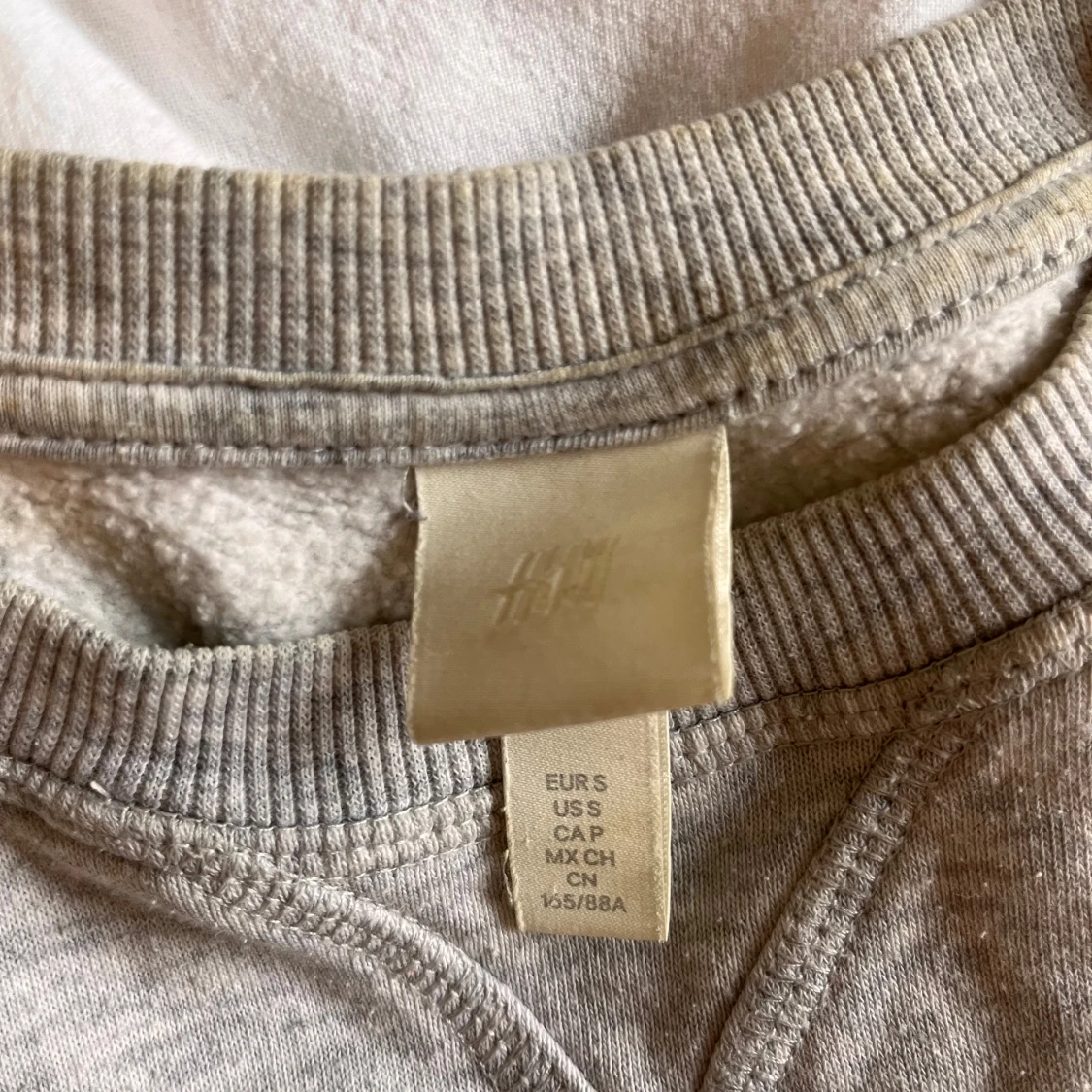 Grå sweatshirt från H&M med tryck - 2