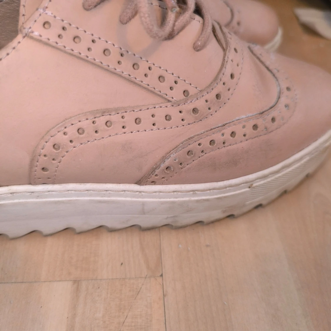 Rosa brogue-inspirerade skor - 1